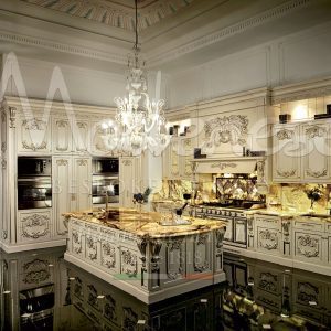 Классическая кухня в итальянском стиле: роскошный гарнитур из массива дерева от Modenese Bespoke